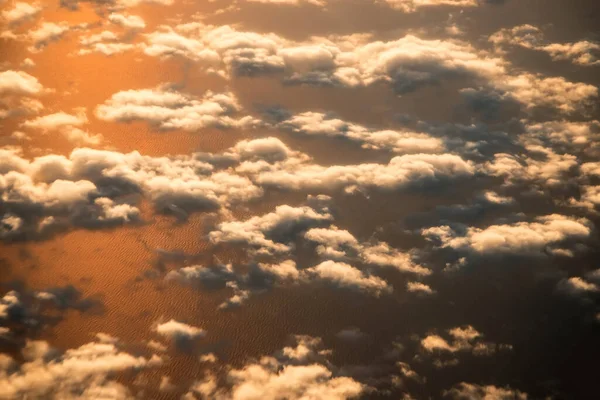 Widok Chmur Góry Samolotu Morze Jest Kolorowe Przez Zachodzące Słońce — Zdjęcie stockowe