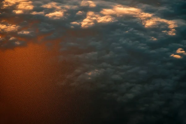 Vista Das Nuvens Cima Avião Mar Colorido Pelo Pôr Sol — Fotografia de Stock