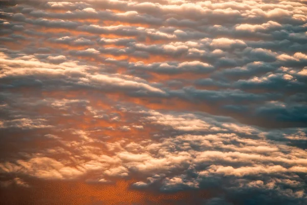 Widok Chmur Góry Samolotu Morze Jest Kolorowe Przez Zachodzące Słońce — Zdjęcie stockowe