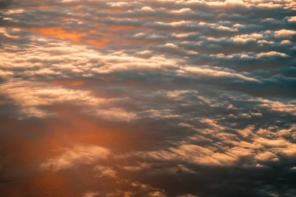 Vista Das Nuvens Cima Avião Mar Colorido Pelo Pôr Sol — Fotografia de Stock