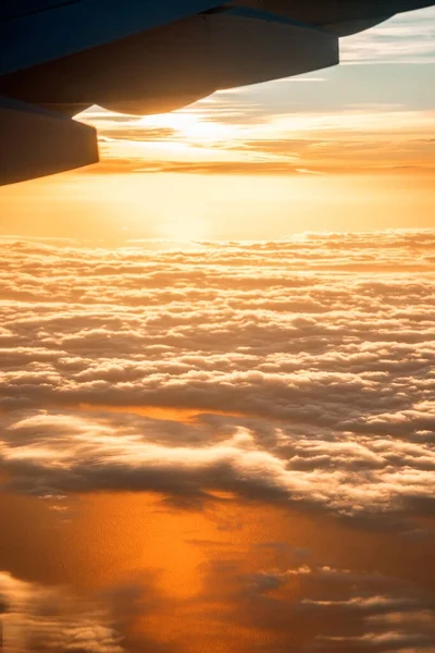 Vista Das Nuvens Cima Avião Mar Colorido Pelo Pôr Sol — Fotografia de Stock