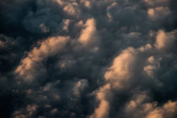 Vista Das Nuvens Cima Avião Mar Colorido Pelo Pôr Sol — Fotografia de Stock