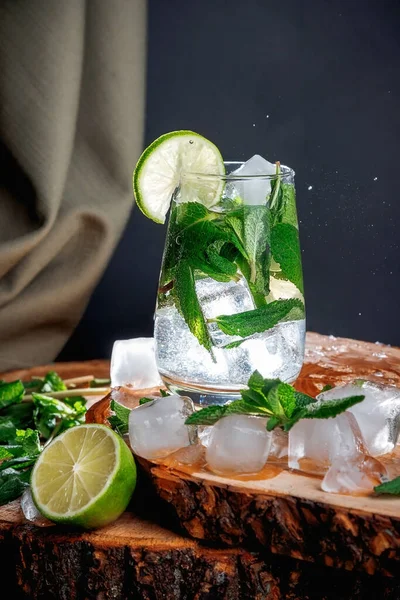 Cóctel Mojito Sobre Fondo Oscuro Soporte Madera — Foto de Stock