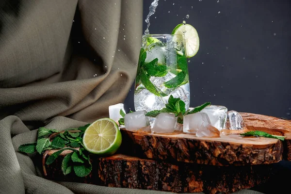 Mojito Cocktail Auf Dunklem Hintergrund Holzständer — Stockfoto