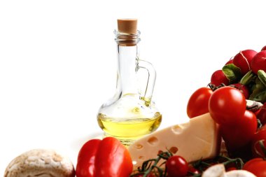 Makarna yapmak için İtalyan yemek malzemeleri. Çeşitli malzemelerle çiğ spagetti. Beyaz arkaplanda izole et.