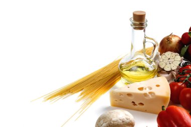 Zeytinyağlı taze sebze. Beyaz arkaplanda izole.