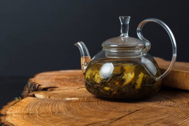 Ahşap masada aromatik sıcak tarçın çayı