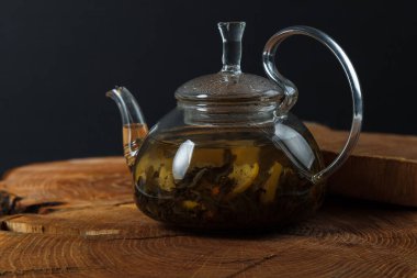 Ahşap masada aromatik sıcak tarçın çayı