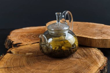 Ahşap masada aromatik sıcak tarçın çayı