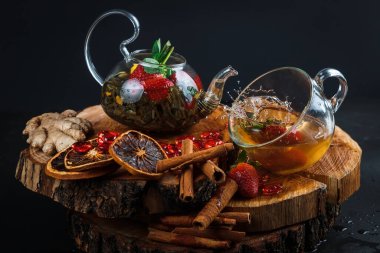 Limonlu ve çilekli sıcak çay. Cam çaydanlık. Tahta tezgah. Sıçrama.