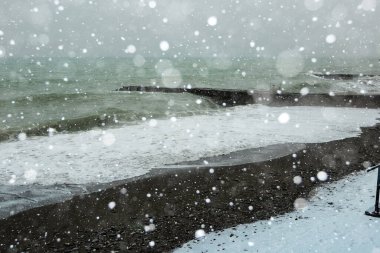 Şiddetli bir kar fırtınası sırasında Karadeniz 'de fırtına. Anormal hava.