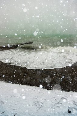 Şiddetli bir kar fırtınası sırasında Karadeniz 'de fırtına. Anormal hava.