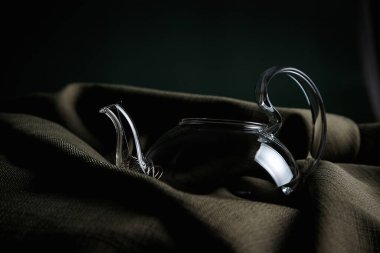 Bitki çayı ve çaydanlık konsepti hazırlamak için cam çaydanlık.