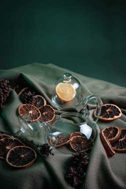 Bitki çayı ve çaydanlık konsepti hazırlamak için cam çaydanlık.