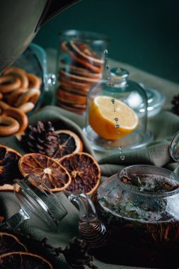 Ahşap masada aromatik sıcak tarçın çayı