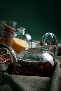 Ahşap masada aromatik sıcak tarçın çayı