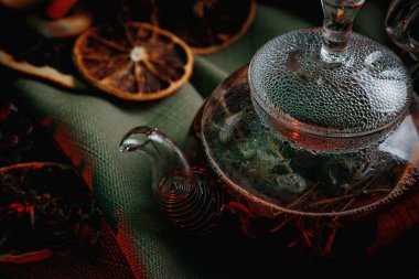 Ahşap masada aromatik sıcak tarçın çayı