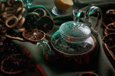 Ahşap masada aromatik sıcak tarçın çayı