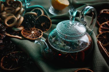 Koyu çaydanlıklı, berrak cam çaydanlık.