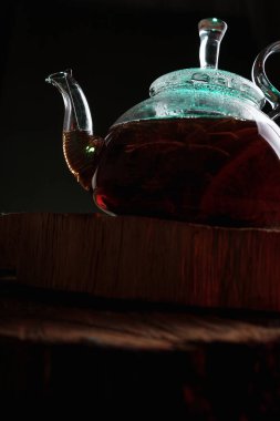 Ahşap masada aromatik sıcak tarçın çayı