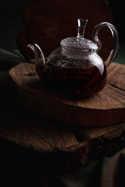 Ahşap masada aromatik sıcak tarçın çayı