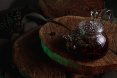 Ahşap masada aromatik sıcak tarçın çayı