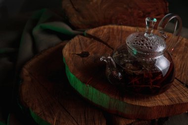 Ahşap masada aromatik sıcak tarçın çayı