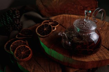 Koyu çaydanlıklı, berrak cam çaydanlık.