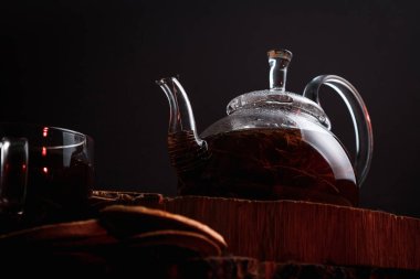 Koyu çaydanlıklı, berrak cam çaydanlık.