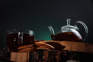 Koyu çaydanlıklı, berrak cam çaydanlık.