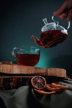 Koyu çaydanlıklı, berrak cam çaydanlık.