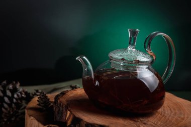 Bitki çayı ve çaydanlık konsepti hazırlamak için cam çaydanlık.