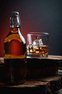 Viski bardağında buz küpleri. Sert alkol. Tahtadan yapılmış dur..