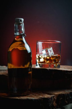 Viski bardağında buz küpleri. Sert alkol. Tahtadan yapılmış dur..