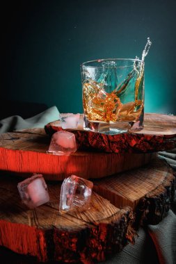 Ahşap yüzeyde buzlu bir bardak viski.
