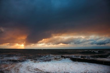 Yükselen Fırtınada Dalgalar Kırılıyor