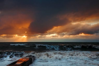 Yükselen Fırtınada Dalgalar Kırılıyor