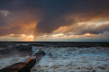 Yükselen Fırtınada Dalgalar Kırılıyor