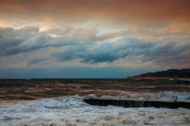 Yükselen Fırtınada Dalgalar Kırılıyor