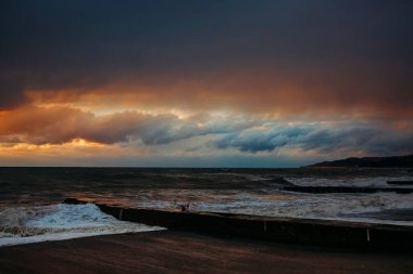 Yükselen Fırtınada Dalgalar Kırılıyor