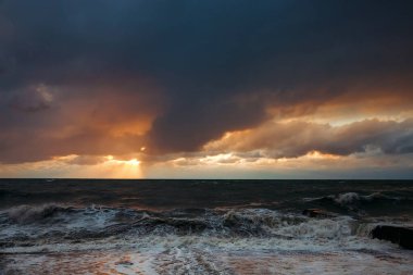 Yükselen Fırtınada Dalgalar Kırılıyor