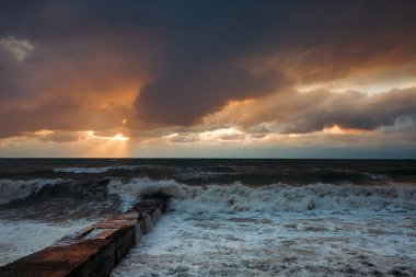 Yükselen Fırtınada Dalgalar Kırılıyor