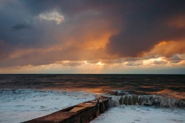 Yükselen Fırtınada Dalgalar Kırılıyor