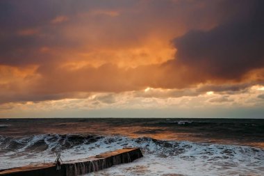 Fırtınadan sonra deniz kıyısında destansı karanlık günbatımı gökyüzü. Dramatik parlak kırmızı bulutlar, doğal doku, arka plan. 