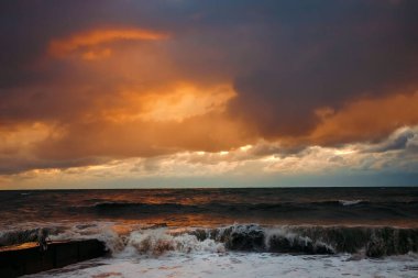 Soyut ve renkli fırtına bulutları. Deniz batımı. Denizde bir fırtına. Dalgalar kıyıya vurdu..