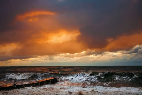 Soyut ve renkli fırtına bulutları. Deniz batımı. Denizde bir fırtına. Dalgalar kıyıya vurdu..