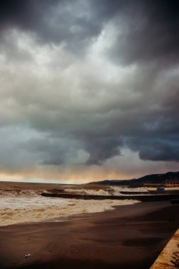 Yükselen Fırtınada Dalgalar Kırılıyor