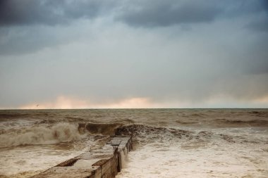 Yükselen Fırtınada Dalgalar Kırılıyor