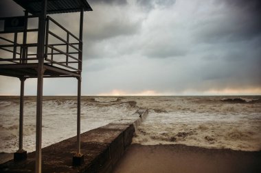 Yükselen Fırtınada Dalgalar Kırılıyor