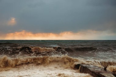 Sahilde fırtına dalgaları. Ön planda, dalgalar.